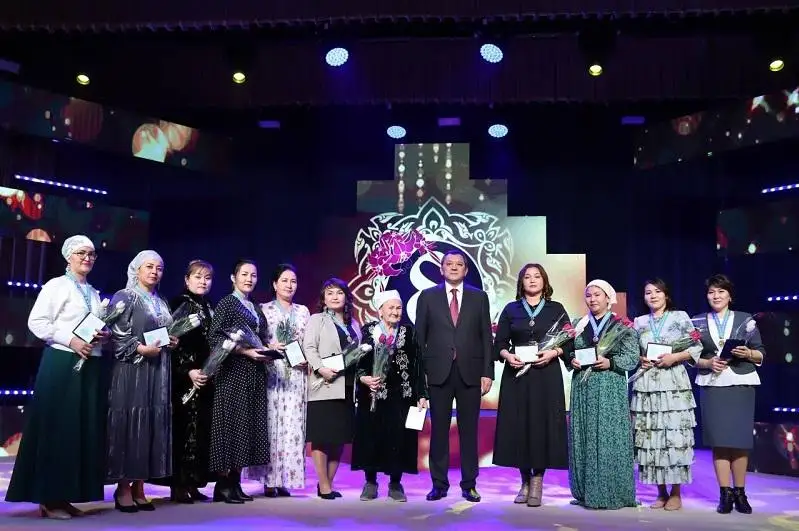 Подвесками «Алтын алқа» и «Күміс алқа» наградили многодетных матерей в Мангистауской области