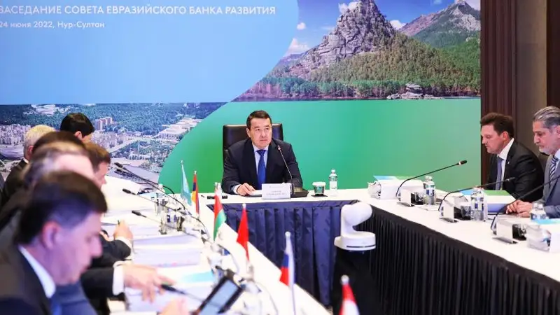 Álıhan Smaıylov Eýrazııalyq damý banki keńesiniń otyrysyn ótkizdi