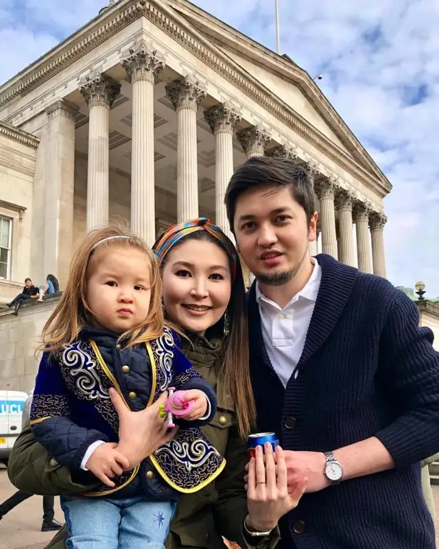 لوندونداعى قازاقتار. كارينا بەكتۇر عىلىمي قىزمەت پەن وتباسىلىق ءومىردى قاتار الىپ ءجۇرۋ جايىندا