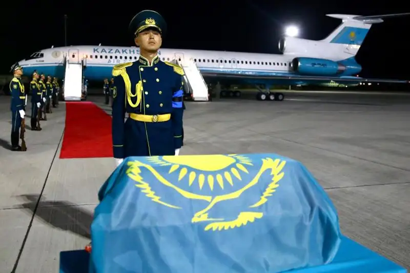 Военный борт доставил из Москвы останки казахстанского воина-фронтовика