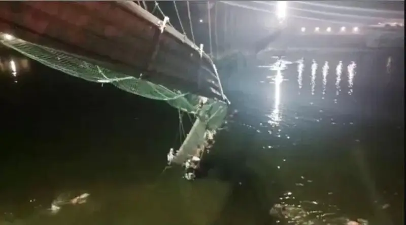 До 60 увеличилось число погибших в результате обрушения моста в Индии