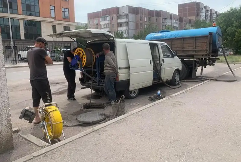 Ливневую канализацию очищают в Караганде