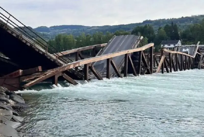 Спасены два водителя после обрушения моста в Норвегии