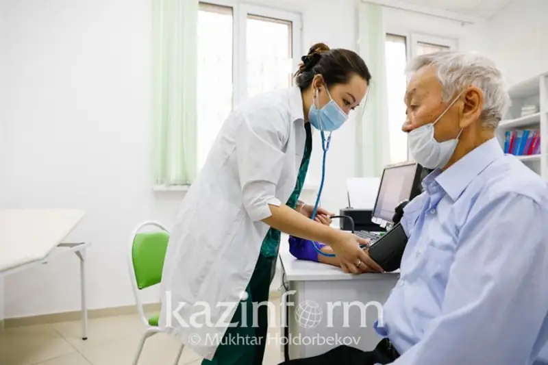 2 myńǵa jýyq medıtsınalyq áleýmettik qyzmetker kásiptik merekesin atap ótýde