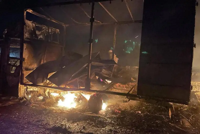 Turmystyq tehnıka tasymaldap kele jatqan júk kóligi tolyqtaı janyp ketti