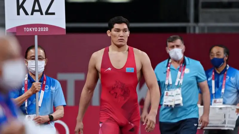 «جارىستان شەتتەتىلدى». تورەشىلەر قازاقستاندىق بالۋاننىڭ توكيوداعى جەڭىسىن «ۇرلاعان»