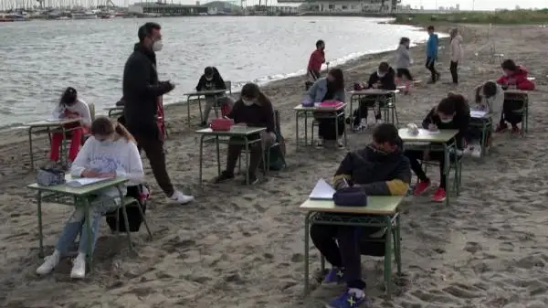 يسپانيادا وقۋشىلار ساباقتى تەڭىز جاعاسىندا وقيدى