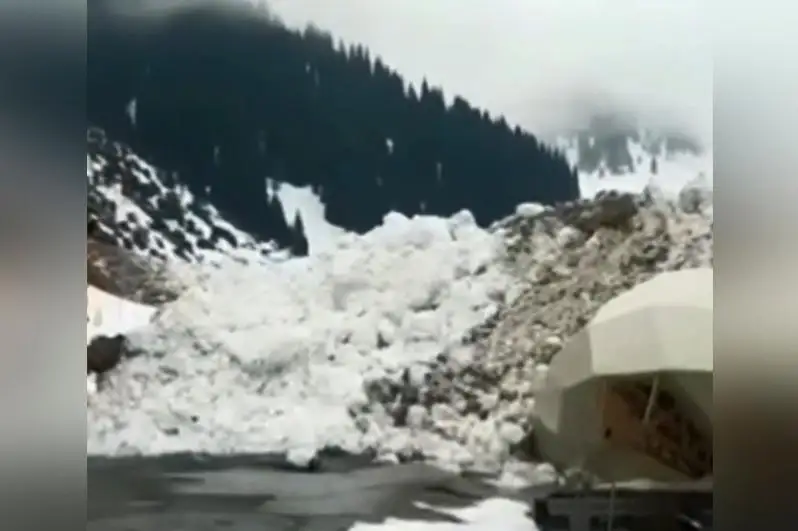Лавина сошла на горнолыжном курорте близ Алматы