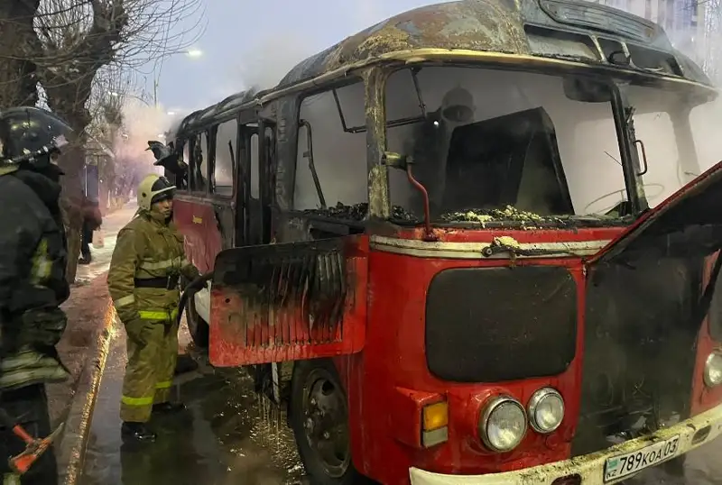 Kókshetaýda avtobýs órtenip, 18 adam evakýatsııalandy