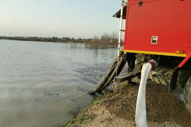 1885 человек переправлено из отрезанных водой сел в Атырау