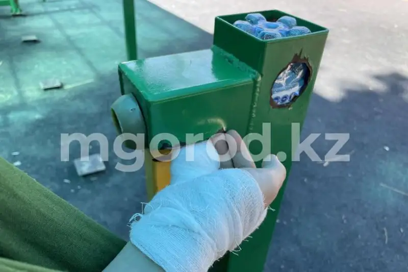 Из-за качелей фаланги пальцев отрезало ребенку в Уральске