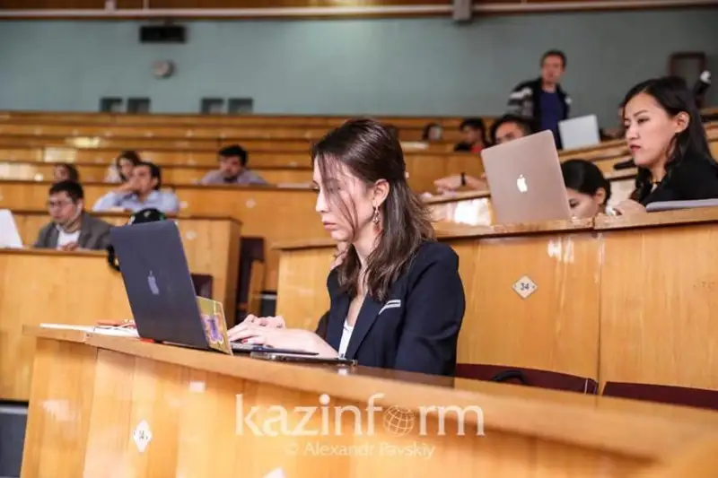Aqtóbede jergilikti bıýdjet esebinen 87 bilim granty bólinedi