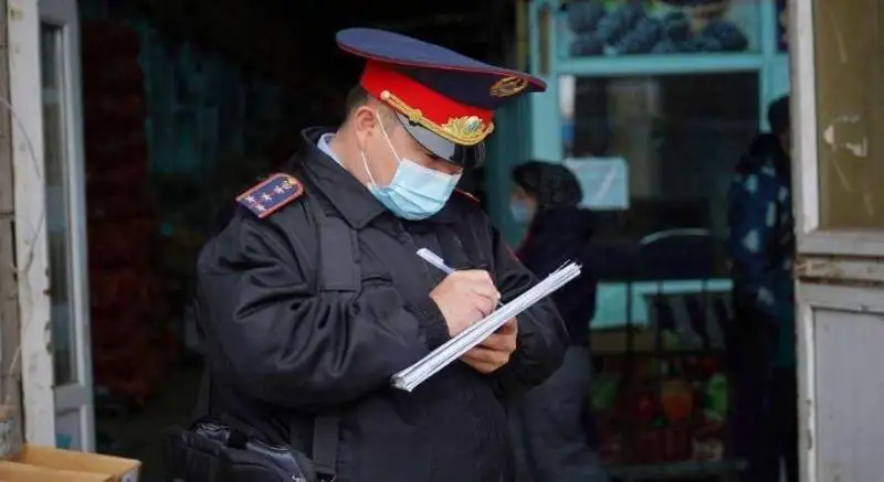 اتىراۋدا 3 جىگىت جانارماي بەكەتىندە تۇرعان كولىكتى ايداپ اكەتكەن