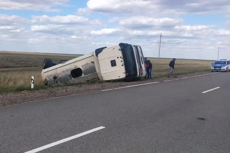 Бензовоз перевернулся на трассе в СКО