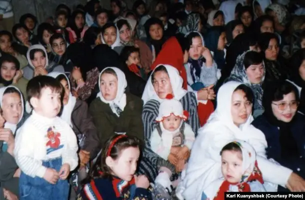 Ирандағы қазақ қыз-келіншектер. Бендер-Түркімен қаласы, 1998 жыл. (Көрнекі сурет)