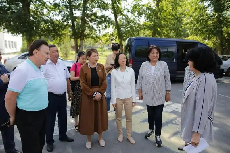 Мажилисмены взяли на контроль ремонт школы в Аксу