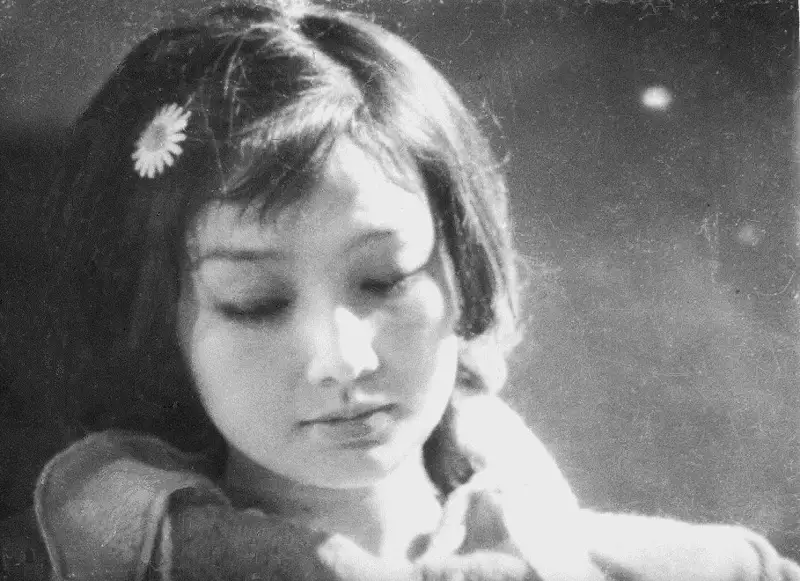 قىز جىبەكتىڭ ساۋكەلەسىن كىم تىككەن