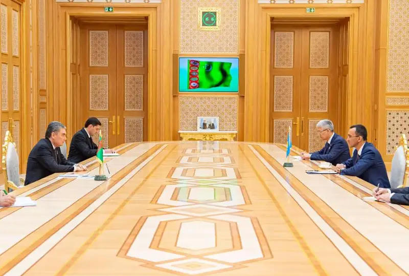 Máýlen Áshimbaev Túrikmenstan Prezıdenti Serdar Berdimuhamedovpen kezdesti