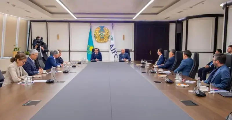 Máýlen Áshimbaev «Astana» halyqaralyq qarjy ortalyǵynyń jumysymen tanysty