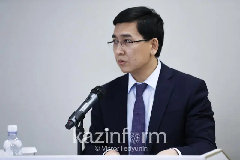 ق ر ءبىلىم جانە عىلىم ءمينيسترى ءبىلىم جۇيەسىن سىناعان كوكشەتاۋلىق مۇعالىممەن كەزدەستى