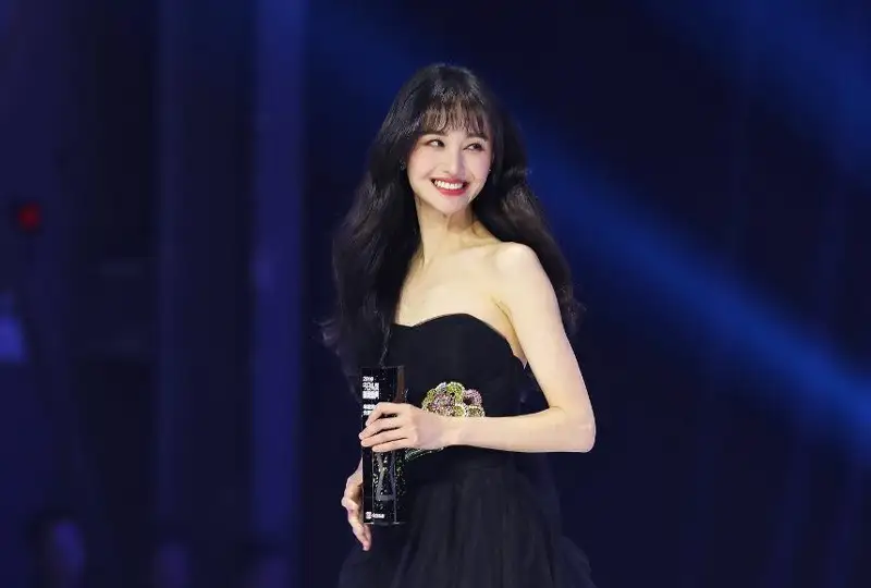 Знаменитостям шоу-бизнеса в Китае запрещено пропагандировать расточительность