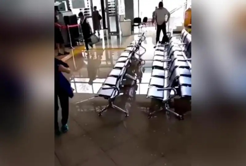 После сильного дождя подтопило первый этаж аэропорта Костаная