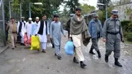 Хамид Карзай жариялаған амнистия бойынша Джалалабадтағы Нангархар түрмесінен босатылған тұтқындар. 7 қараша 2013 жыл