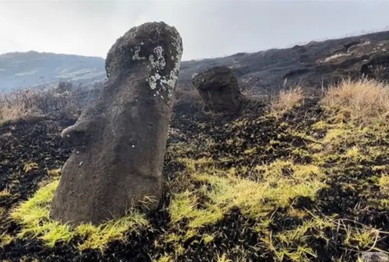 Истуканы острова Пасхи обгорели