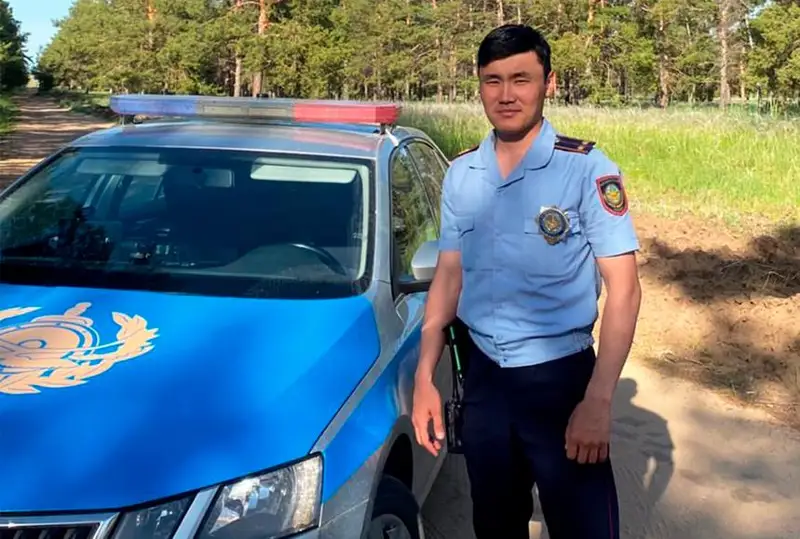 Полицейский в Актобе отогнал горящую автомашину