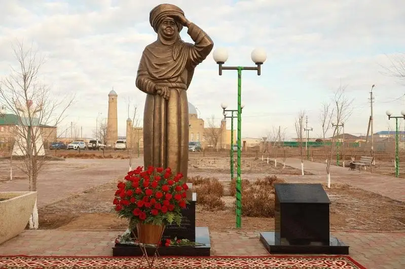 Памятник «Боздағын күткен – Ана» открылся в Атырауской области