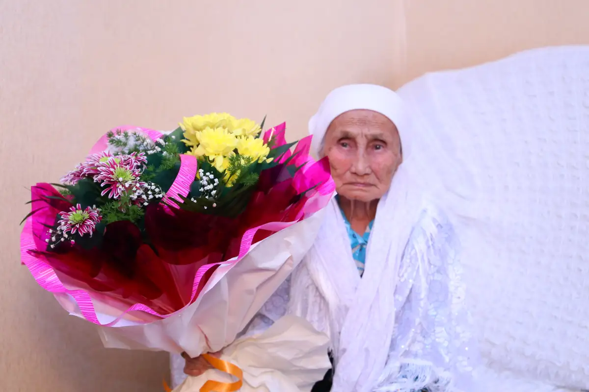 105 жастағы ақтөбелік қария Елбасыға алғыс айтып, өлең шумақтарын жатқа оқыды