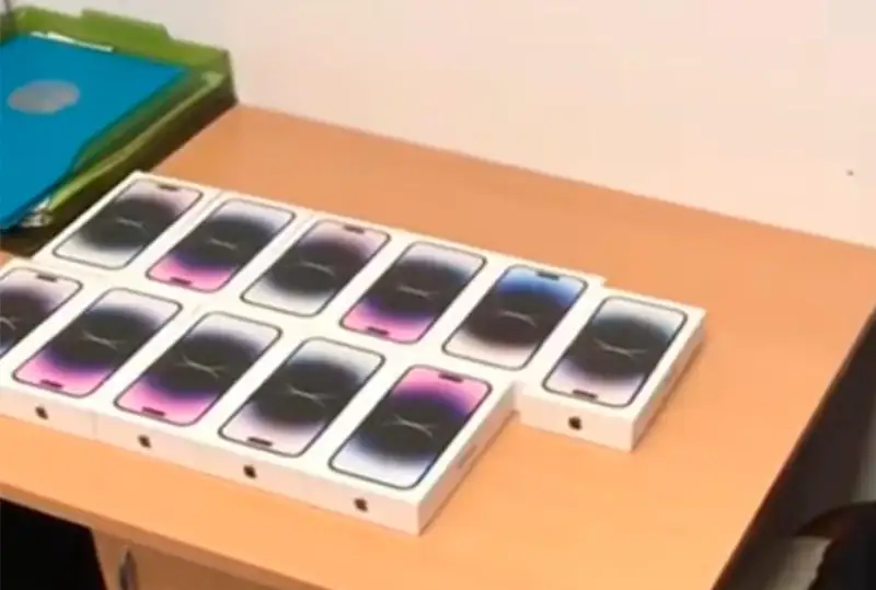 Elorda áýejaıynda deklaratsııalanbaǵan iPhone 14 telefondaryn elge kirgizbek bolǵan adam ustaldy