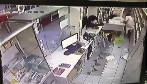 Tarazda maska kıgen eki jigit dárihanashyǵa tapansha kezenip, kassadaǵy aqshany alyp ketken