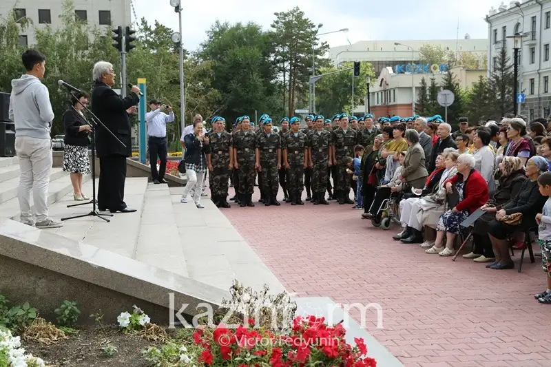 Астаналық сарбаз гитарамен Абайдың әнін орындады