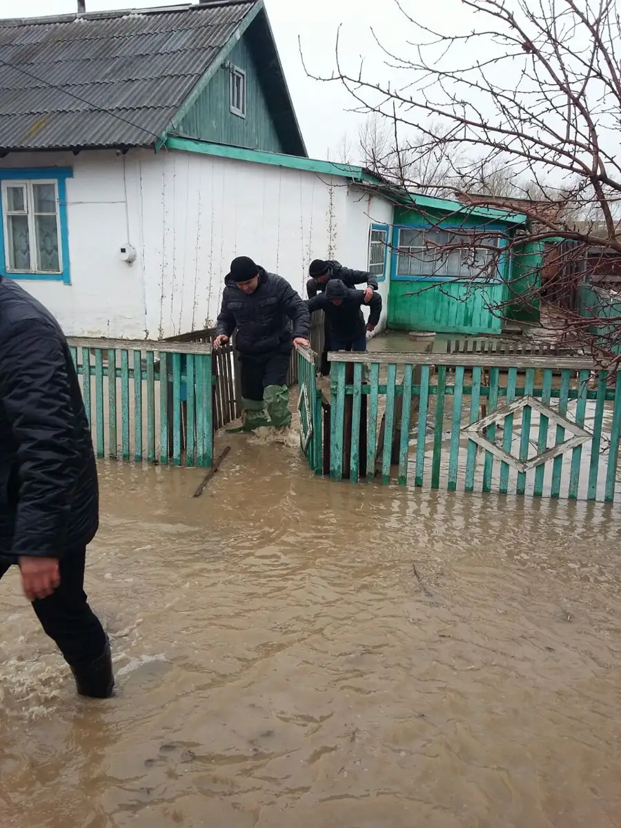 Солтүстік Қазақстанда полицейлер су шайып кеткен үйлерді тонаушылардан  күзетуде
