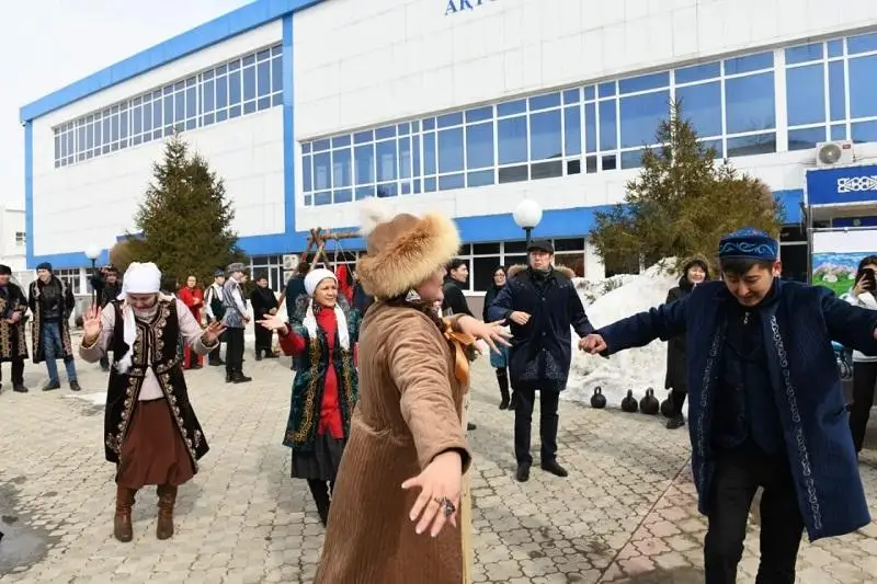 Aqtóbelikter ortalyq alańdarda eski salt-dástúrdi jańǵyrtty