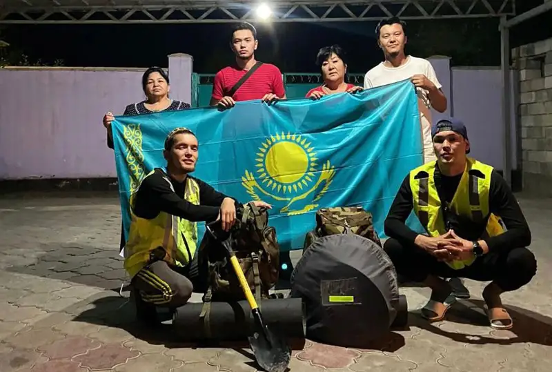 Волонтеры из Актау ради многодетной семьи преодолели пешком путь до Алматы