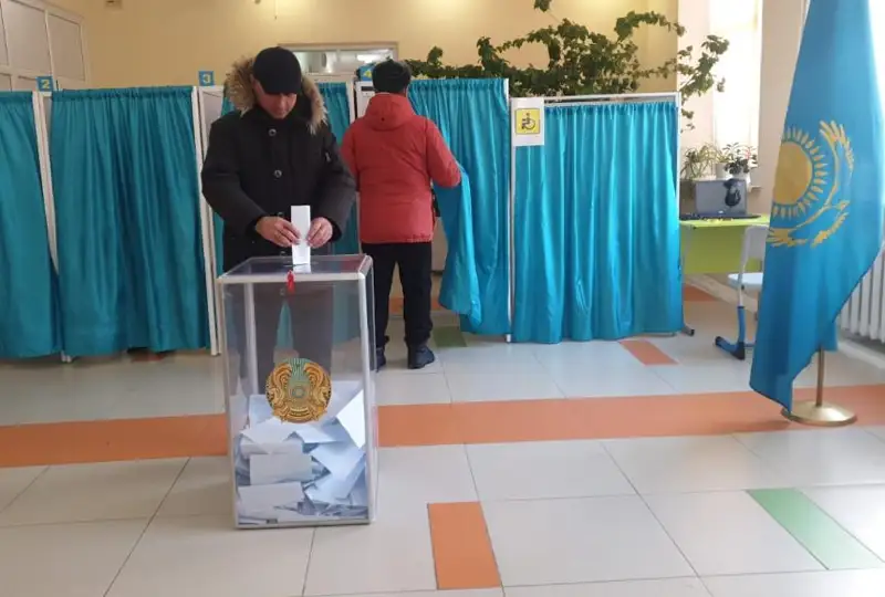 Раньше коллектива избирательного участка пришли голосовать жители Павлодара