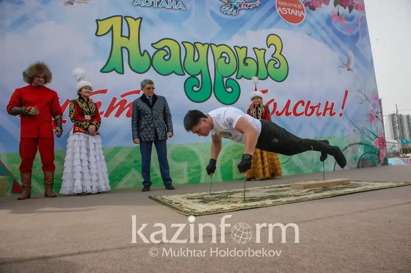Астанада шегеге тұрып кеудені жерден көтеруден рекорд орнатылды