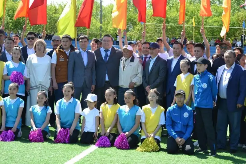 Aqmolalyqtar Serik Sápıevke tulpar syılady