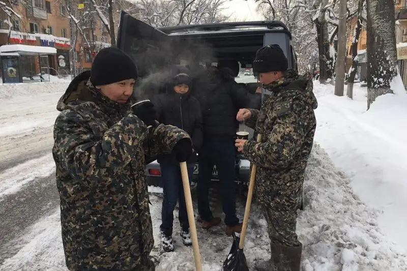 Кәсіпкер көше тазалайтын қызметкерлерге тегін шәй таратып жүр