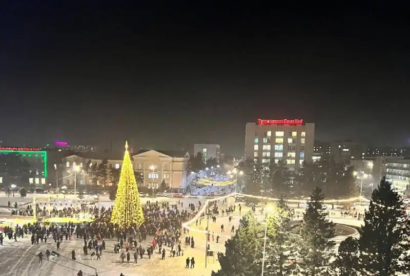 Главную елку зажгли в Семее