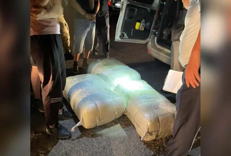 Qostanaı oblysynda tas jolda toqtatylǵan kólikten 100 kg astam marıhýana tabyldy