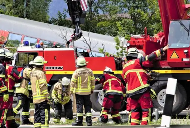 Поезд сошел с рельсов  в Баварии, есть жертвы