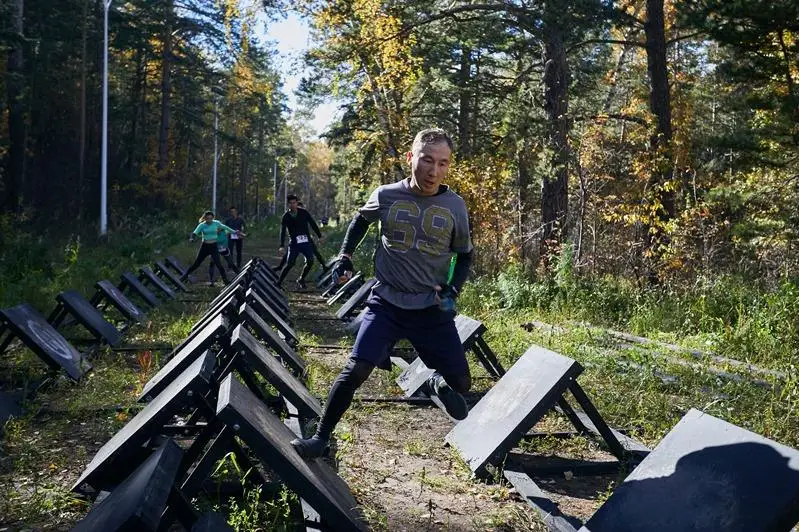 500 گە جۋىق ادام كەدەرگى ارقىلى جۇگىرىپ، كۇش سىناستى