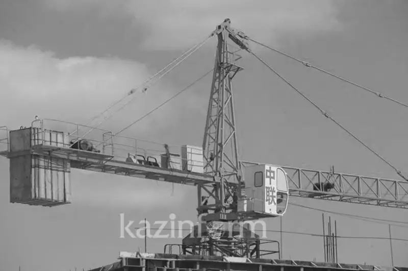 Almatyda qurylys alańynda kran qulap, bir adam mert boldy