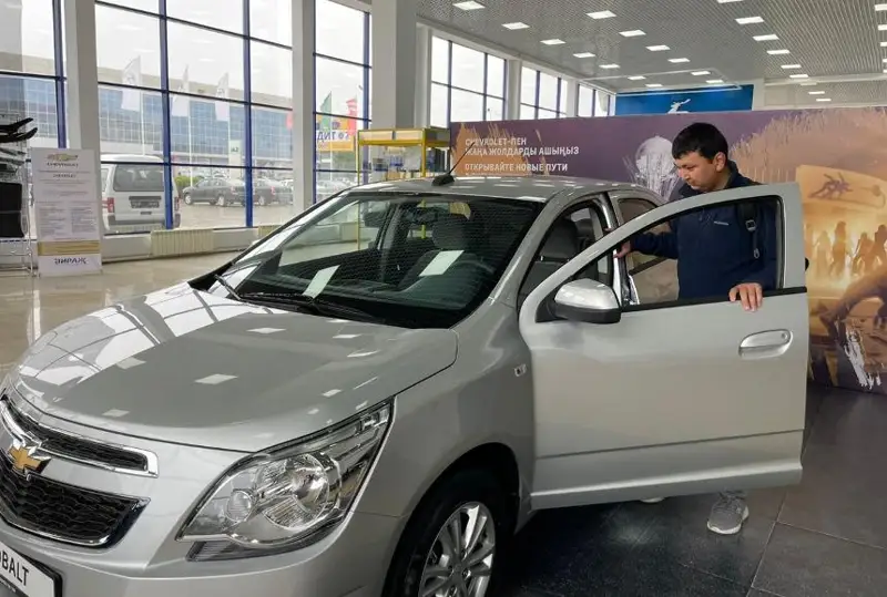 Atyraýlyq jeńildetilgen nesıemen avtokólik satyp aldy