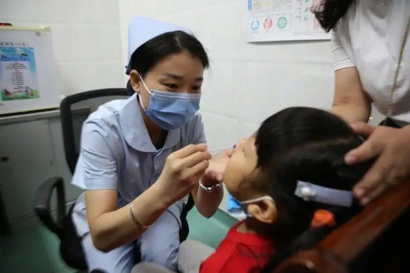 قىتايدا العاش رەت مۇرىنعا شاشاتىن سپرەي تۇرىندەگى تۇماۋعا قارسى ۆاكسينا جاسالدى