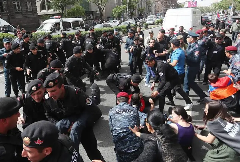 Полиция остановила оппозиционное шествие в Ереване и начала задержания активистов