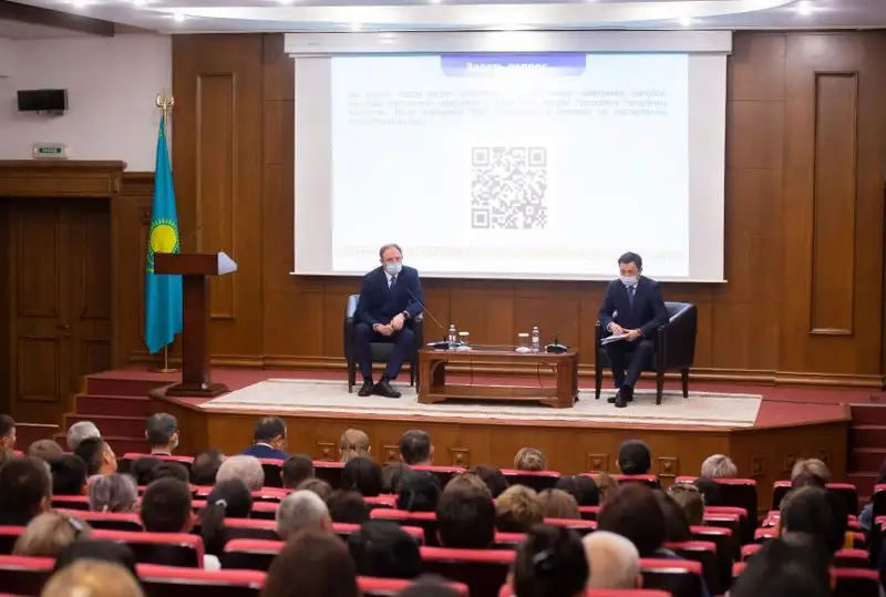 Prezıdenttiń Іs basqarýshysy Memlekettik rezıdentsııalar dırektsııasy ujymymen kezdesti